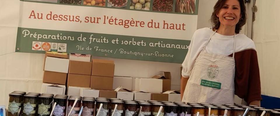 au-dessus, sur l'étagère du haut